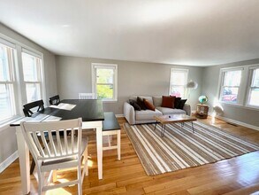 35 Cumberland St, Unit 2 in Brunswick, ME - Foto de edificio - Building Photo
