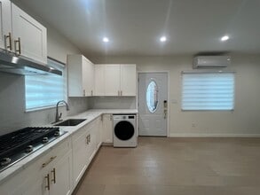 11015 Irma Ave, Unit 11017 in Tujunga, CA - Building Photo - Building Photo