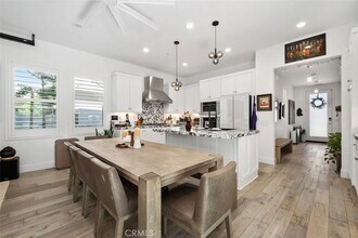 124 Sculpture in Irvine, CA - Foto de edificio - Building Photo