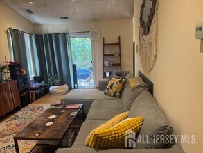 34 Tanglewood Ct in Monmouth Junction, NJ - Building Photo - Building Photo