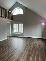 1183 Kingstown Rd, Unit 1183 Kingstown Rd Unit 2R in South Kingstown, RI - Building Photo