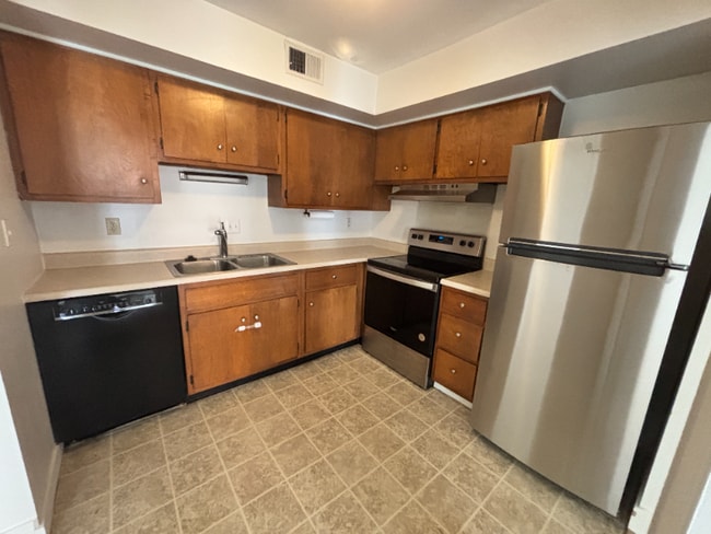 734 W Kilgore Rd in Kalamazoo, MI - Building Photo - Building Photo