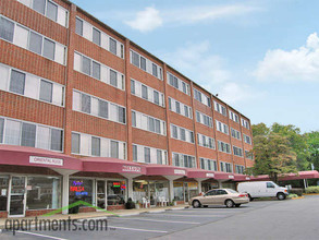 Broadfalls in Falls Church, VA - Foto de edificio - Building Photo