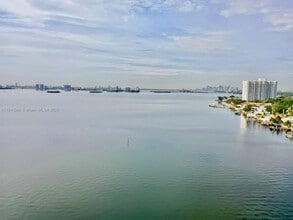 11111 Biscayne Blvd in Miami, FL - Building Photo - Building Photo