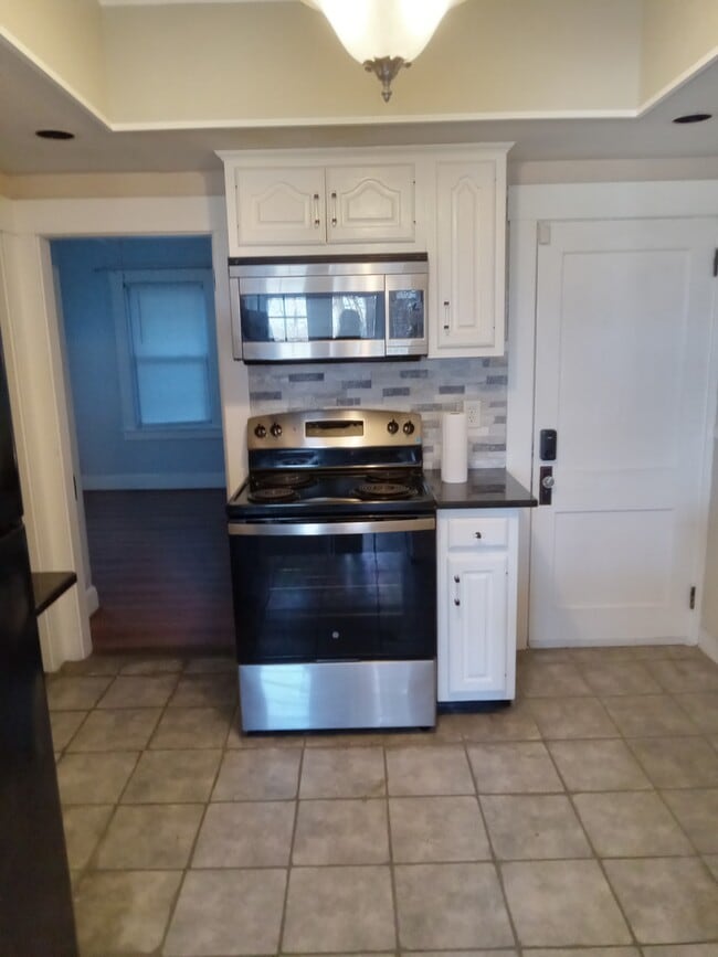 63 Belmont St, Unit 1st floor in Fitchburg, MA - Building Photo - Building Photo