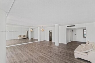 900 Bay Dr, Unit 625 in Miami, FL - Building Photo - Building Photo