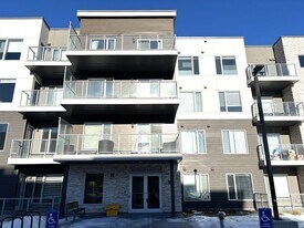 660 Shawnee Sq SW in Calgary, AB - Building Photo