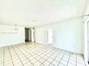 110 Royal Palm Rd in Hialeah Gardens, FL - Building Photo - Building Photo
