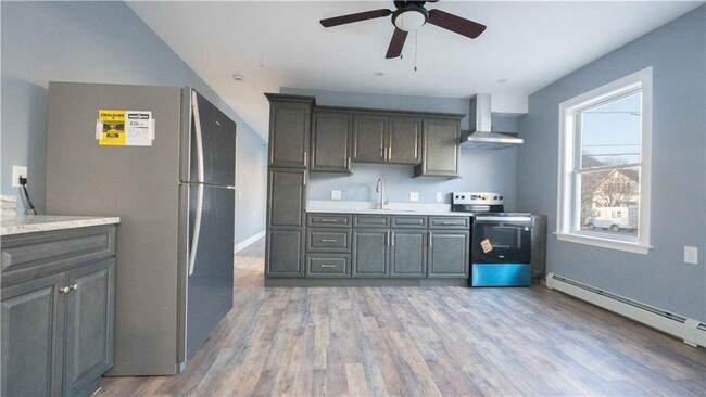 6 Beacon St in Central Falls, RI - Building Photo - Building Photo