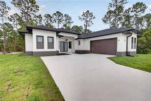 1204 Moore Ave in Lehigh Acres, FL - Building Photo
