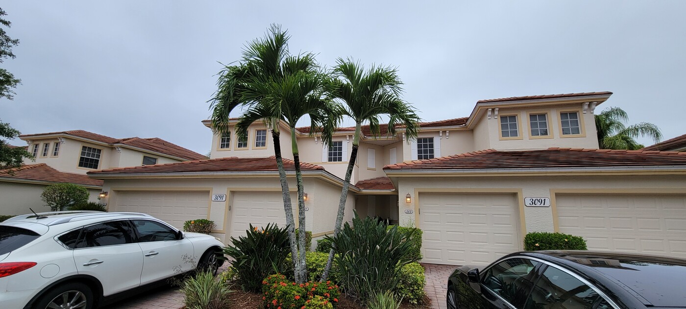 3091 Meandering Way, Unit 201-3091 Meandering Way in Ft. Myers, FL - Building Photo