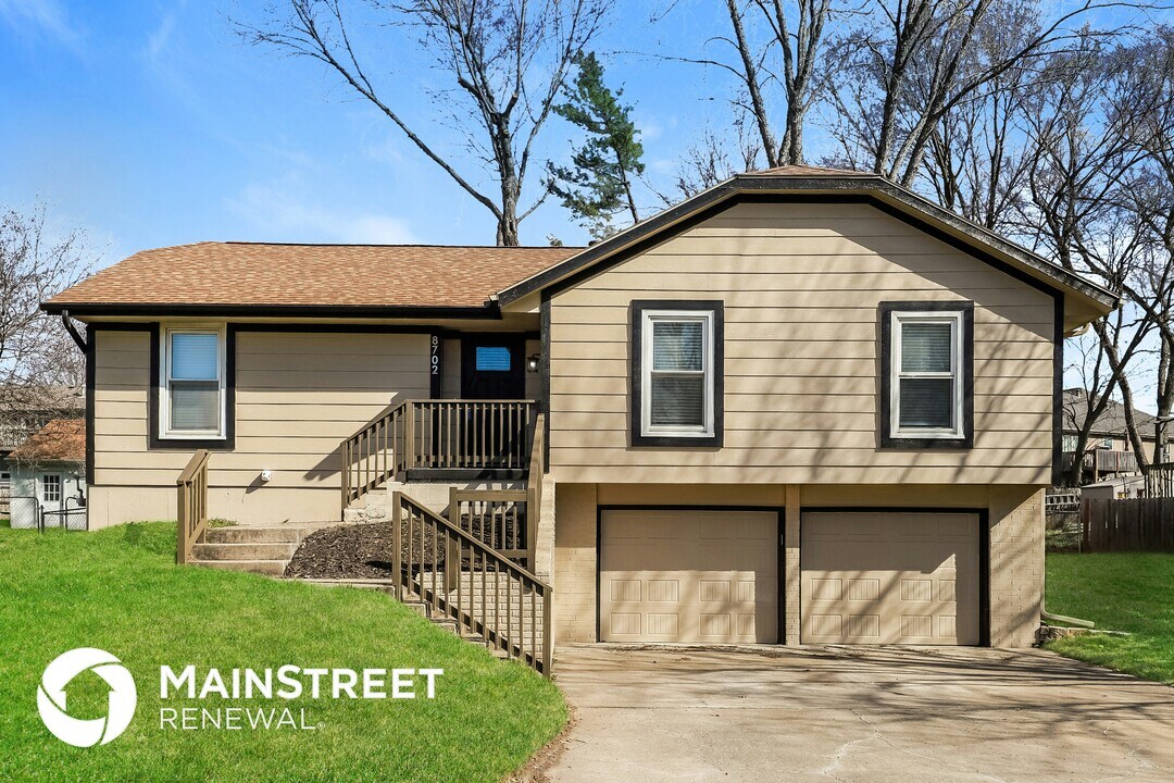 8702 Linda Ln in Pleasant Valley, MO - Building Photo