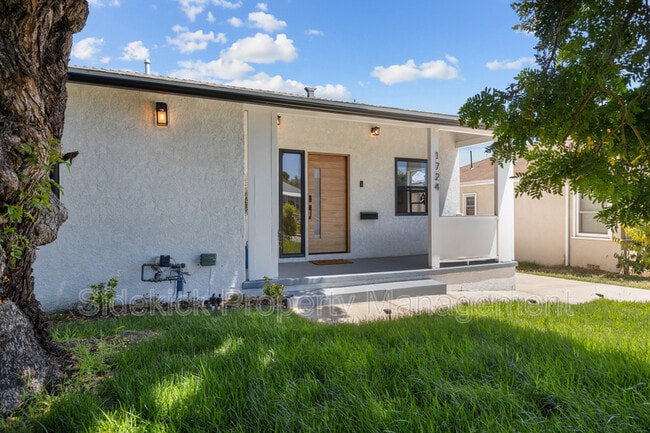 1724 S Fairfax Ave in Los Angeles, CA - Building Photo - Building Photo