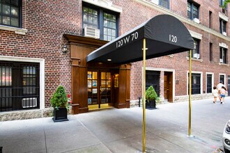 120 W 70th St in New York, NY - Foto de edificio - Building Photo