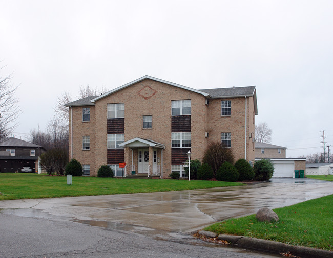 1985 Wolosyn Cir in Youngstown, OH - Foto de edificio - Building Photo