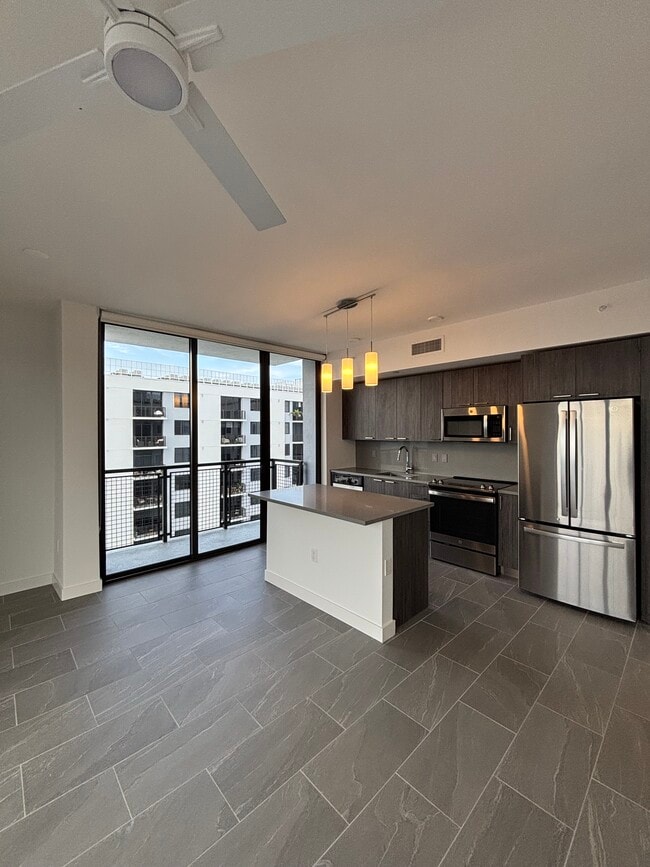 133 NE 24th St, Unit B19 in Miami, FL - Foto de edificio - Building Photo