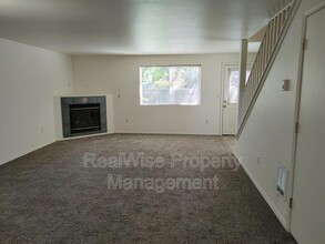 548 NE Negus Loop in Redmond, OR - Building Photo - Building Photo