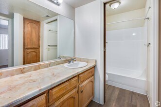 Summer Village Apartments in Chico, CA - Foto de edificio - Building Photo
