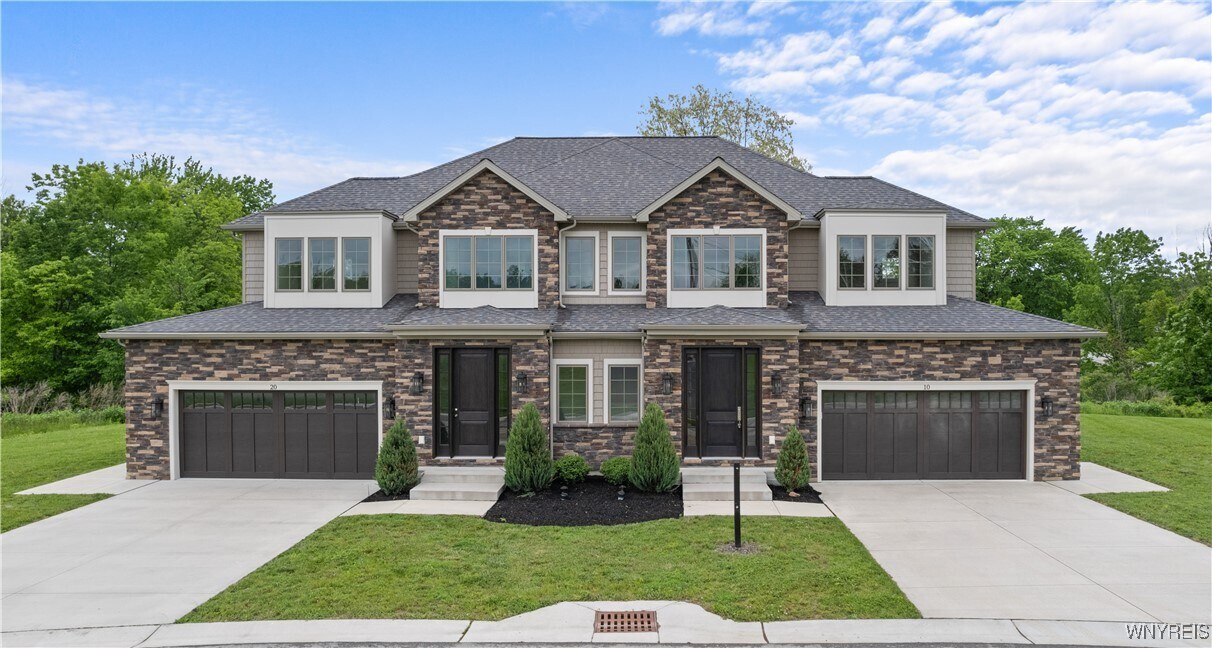 10 Bentley Dr in Orchard Park, NY - Building Photo