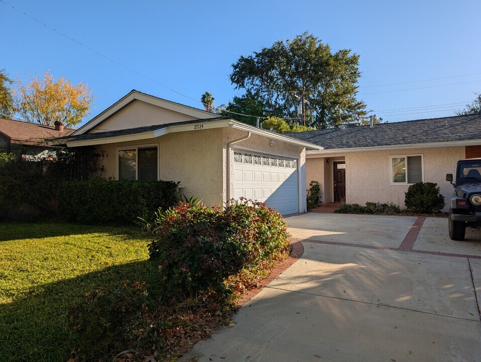27124 Cabrera Ave in Santa Clarita, CA - Building Photo