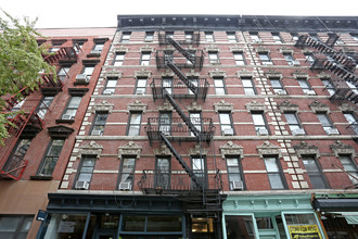 137 Sullivan St in New York, NY - Building Photo - Building Photo