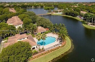 2439 Centergate Dr in Miramar, FL - Building Photo - Building Photo