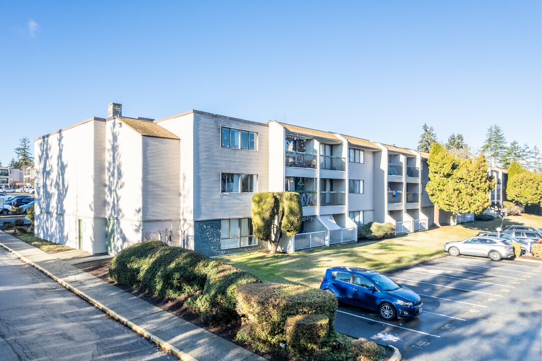 Guildford Gardens in Surrey, BC - Building Photo