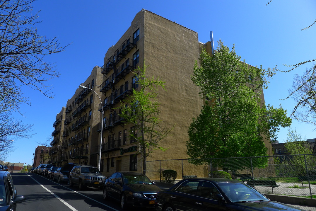 Bryant Mews Senior Residence in Bronx, NY - Foto de edificio