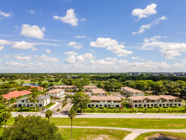 The Prestige At Palm Aire in Pompano Beach, FL - Foto de edificio - Building Photo