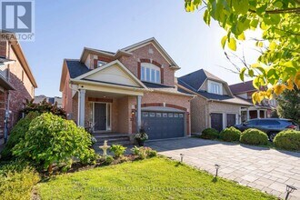 21 Brooks Ave in Aurora, ON - Building Photo - Building Photo