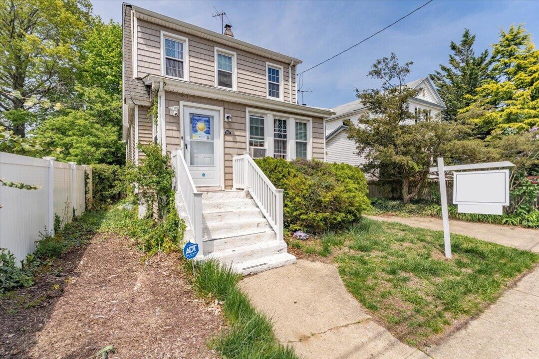 1262 Webster St in Hewlett, NY - Building Photo