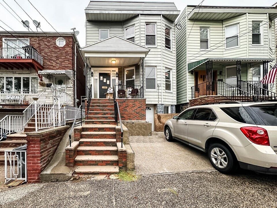 132 Grace St in Jersey City, NJ - Building Photo