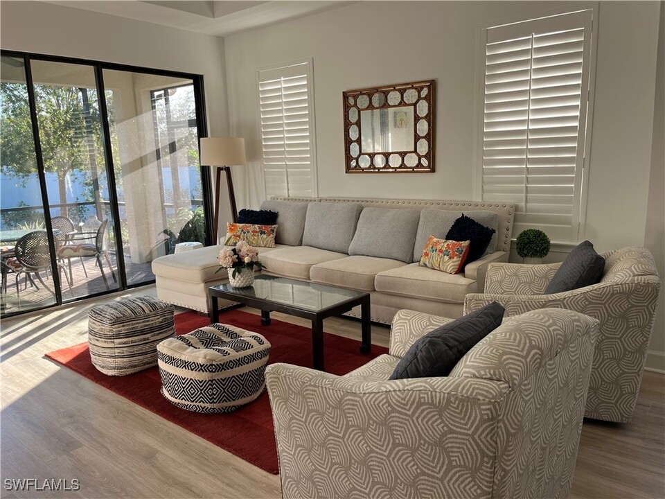 8048 Calle Canovas Ct in Naples, FL - Foto de edificio