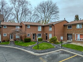 3065 Lenester Dr in Mississauga, ON - Building Photo