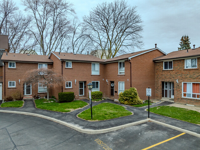 3065 Lenester Dr in Mississauga, ON - Building Photo - Primary Photo