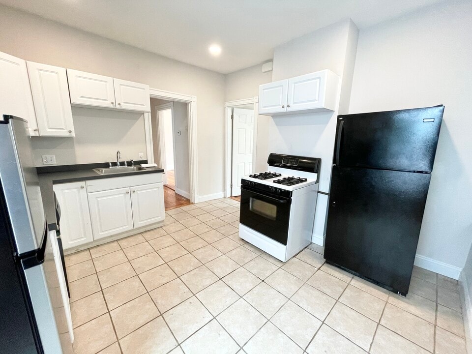 276 E Cottage St, Unit #3, in Boston, MA - Building Photo