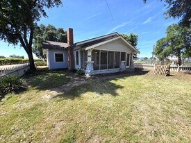16811 Ave 288 in Farmersville, CA - Building Photo