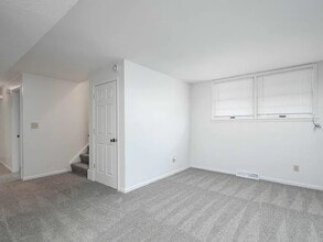 2421 N Division St, Unit 2421 in Davenport, IA - Foto de edificio - Building Photo