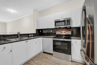 7250 NW 177th St in Hialeah, FL - Building Photo - Building Photo