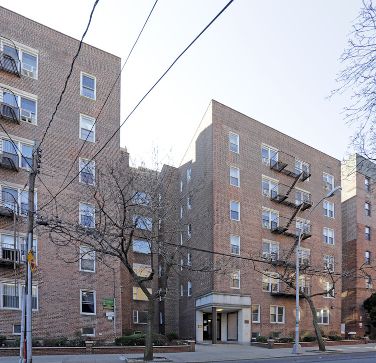 Rhoda Apartments Corp. in Rego Park, NY - Foto de edificio