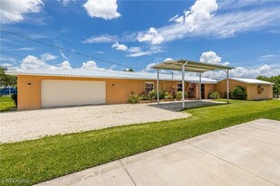 2115 St Croix Ave in Ft. Myers, FL - Building Photo