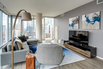 12 E Huron St in Chicago, IL - Foto de edificio - Building Photo