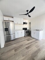 1711 Thomas St in Hollywood, FL - Building Photo