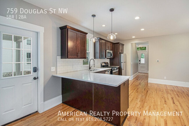759 Douglas St NW in Grand Rapids, MI - Building Photo - Building Photo