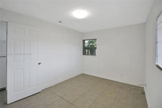 1160 W 26th Ct, Unit D in West Palm Beach, FL - Building Photo - Building Photo