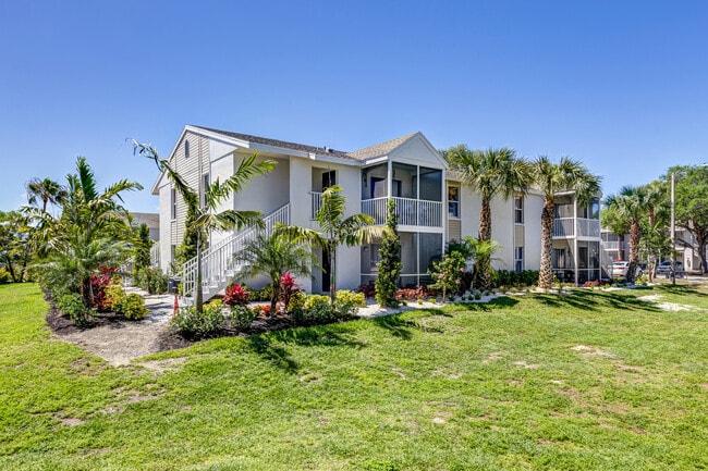Coral Palms Apartments in Naples, FL - Foto de edificio - Building Photo