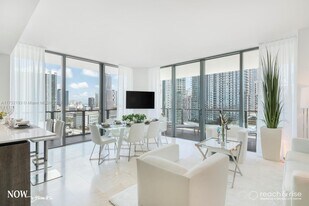 88 SW 7th St, Unit # 1411 in Miami, FL - Building Photo