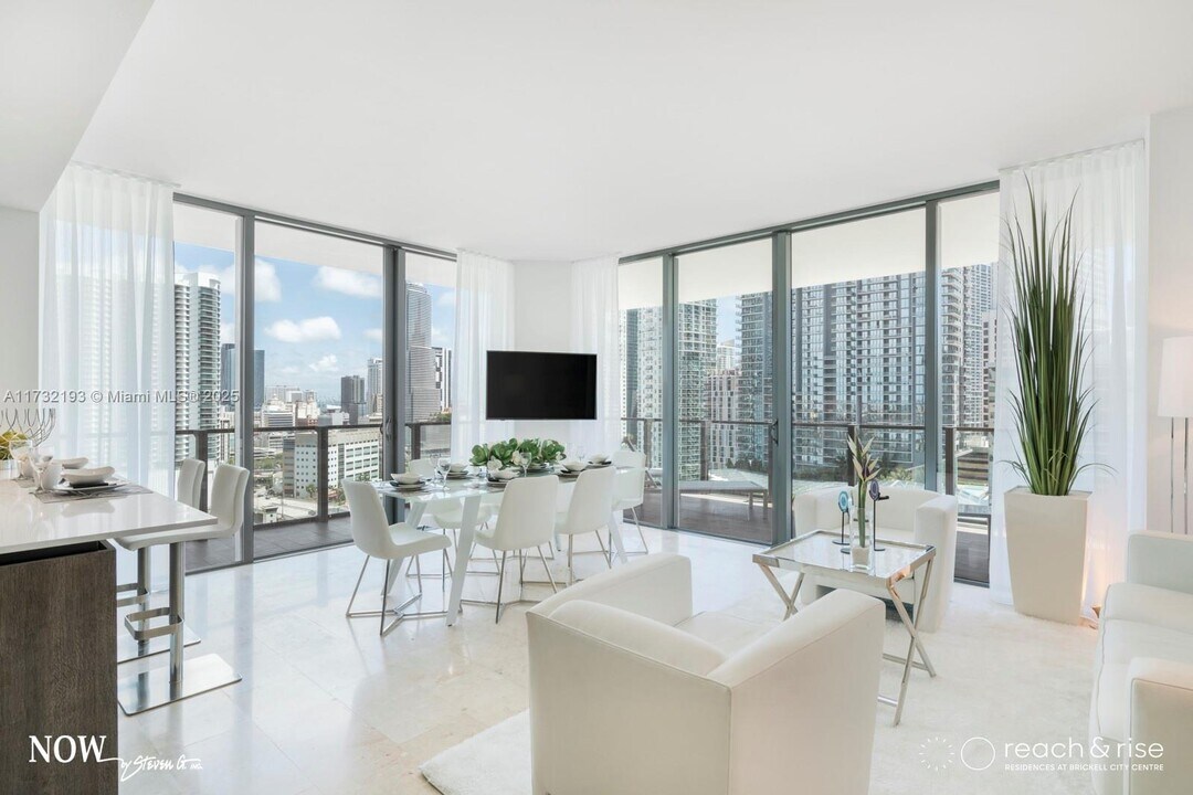 88 SW 7th St, Unit # 1411 in Miami, FL - Building Photo