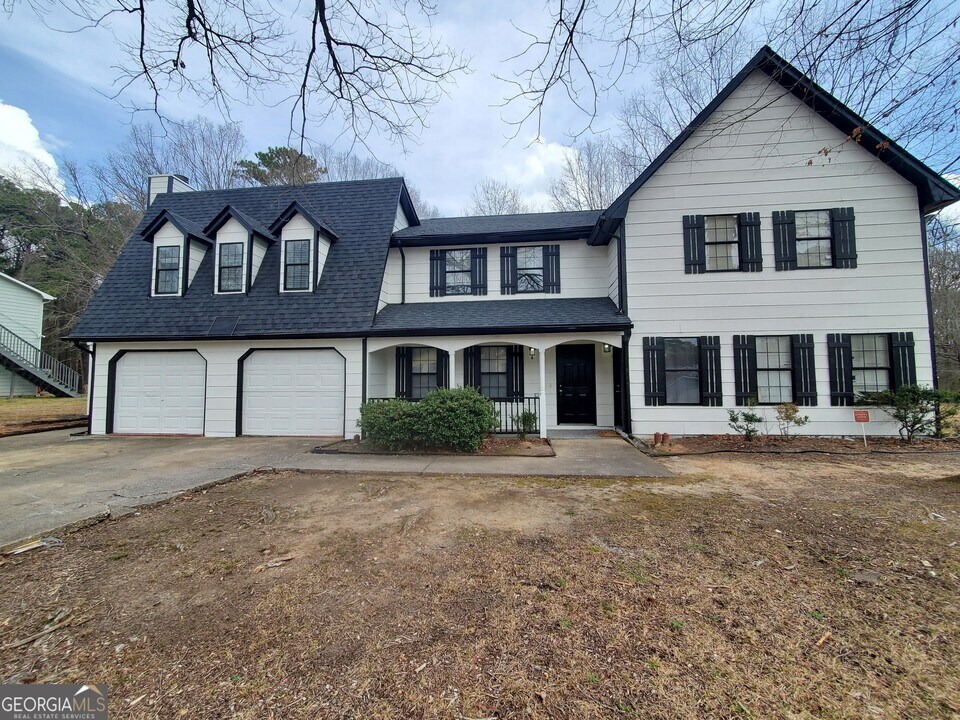 5730 N Castlegate Dr in Atlanta, GA - Building Photo