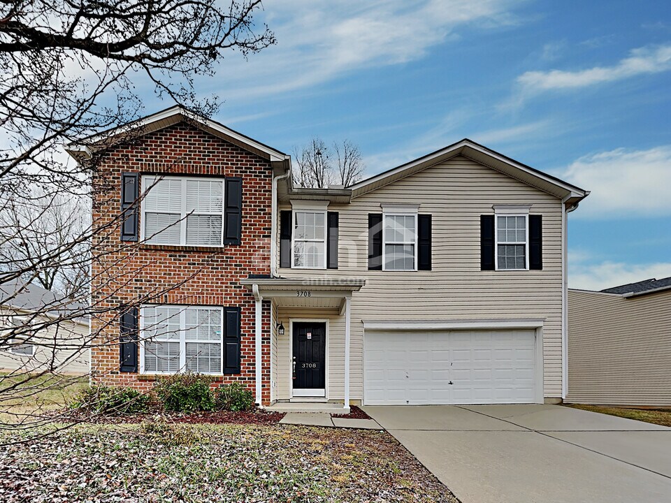 3708 Sweet Birch Dr in Greensboro, NC - Foto de edificio